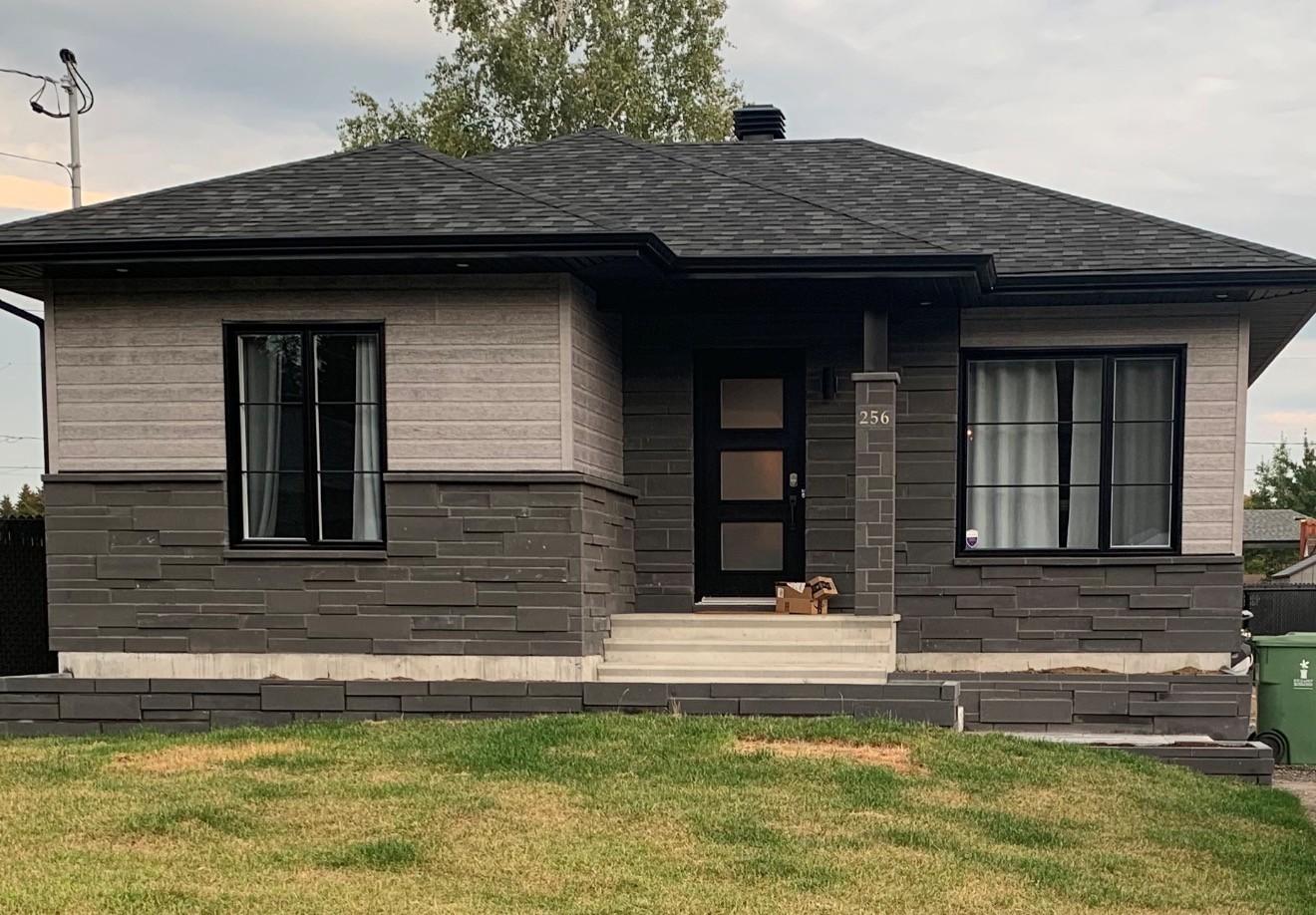Maison neuve entièrement briquetée, façade terminée en brique de parement