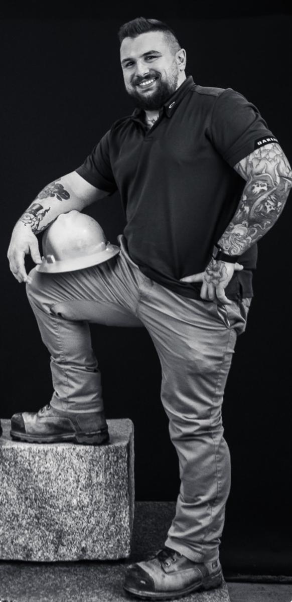 Michael Tremblay Bouchard, propriétaire de Ravalco inc., casque de chantier à la main